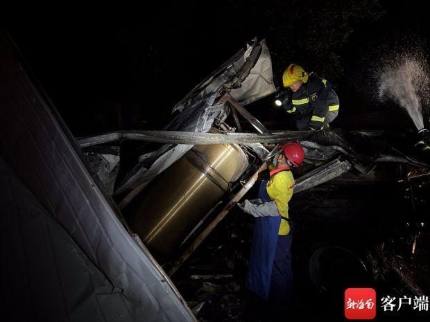 高速路突发车祸致LNG动力罐泄露并起火 海南消防连夜成功排爆