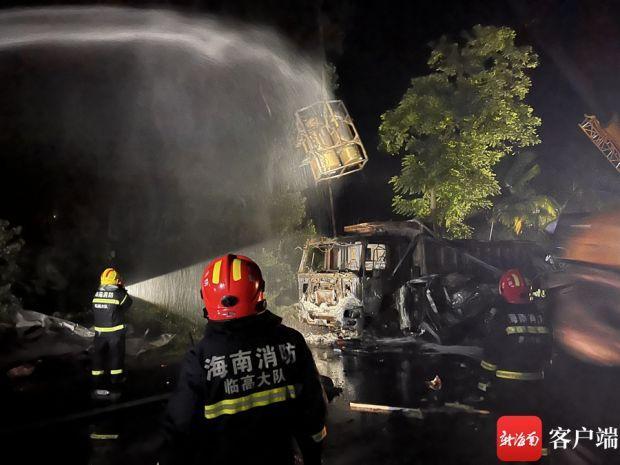 高速路突发车祸致LNG动力罐泄露并起火 海南消防连夜成功排爆