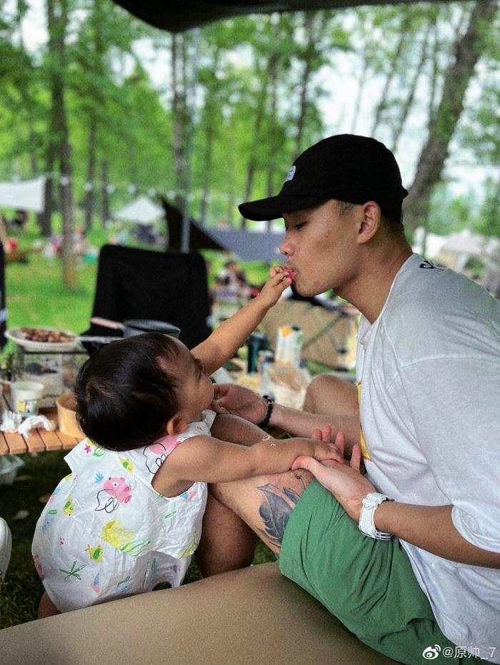 从小培养！原帅晒与女儿外出露营照：上瘾系列之亲子露营🏕️