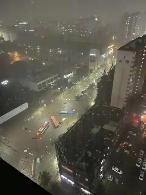 突发！韩国首尔遭遇80年来最强特大暴雨，已造成8人死亡6人失踪，一中国公民在暴雨引发的山体滑坡中遇难