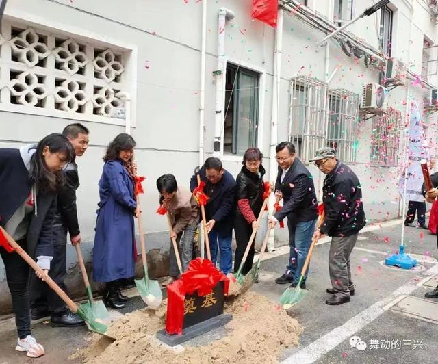 铁骨铮铮，柔情为民，静安这名退役军人为居民“站岗”