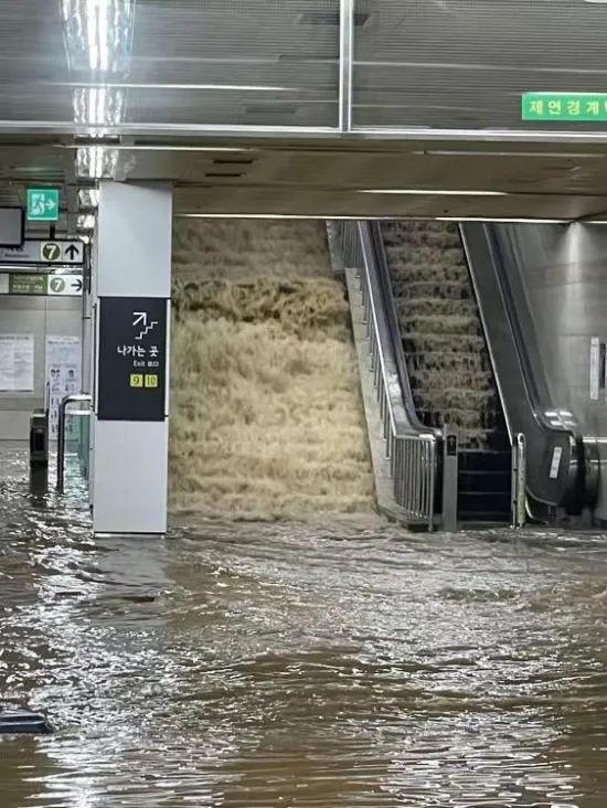 突发！韩国首尔遭遇80年来最强特大暴雨，已造成8人死亡6人失踪，一中国公民在暴雨引发的山体滑坡中遇难