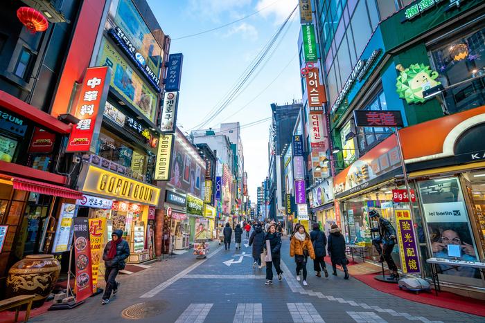 韩国人口72年来首次负增长！总和生育率连续三年全球垫底，预计今年将取代日本成年轻人口占比最低国家