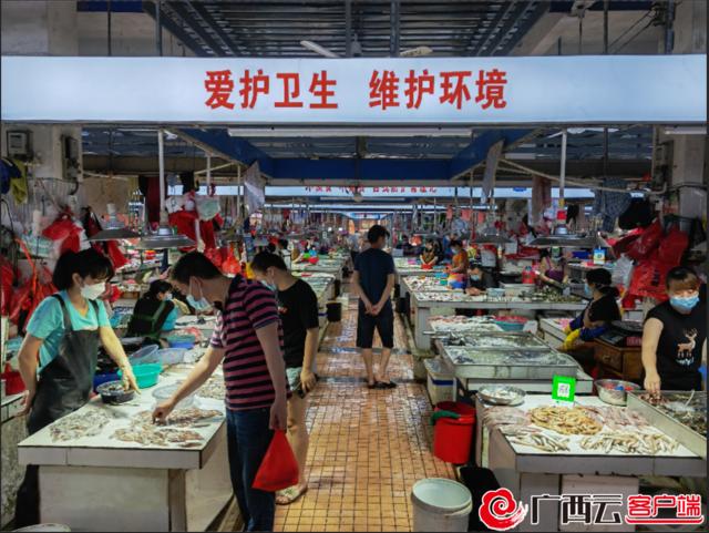 防城区二桥市场树文明新风,受到周边消费者好评。