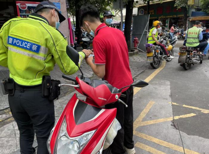 电动车违法当事人扫码学习可免罚！中山交警启动人性化执法