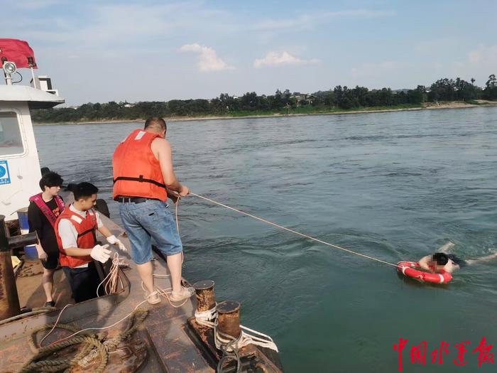 奋战18分钟，长江重庆航道工程局职工成功救起一名游泳遇险人员
