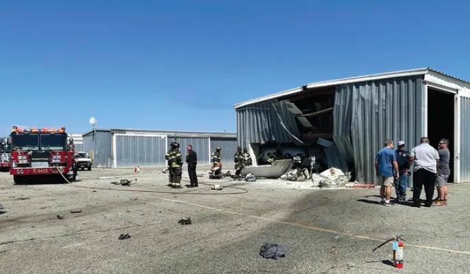 美国两架小型飞机试图降落时在空中相撞 造成数人死亡