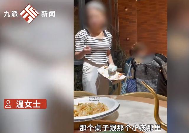 吃饭遇邻桌当面给宝宝换带便尿布，提醒反被说：不喜欢可以不看