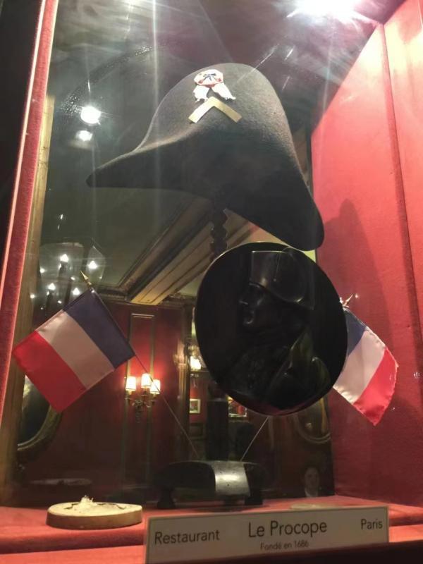 300多岁的全巴黎现存最古老咖啡馆，还押着拿破仑的军帽