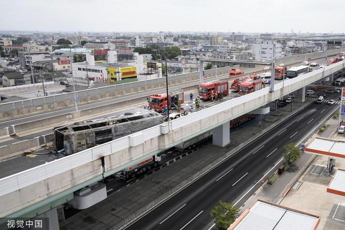 日本名古屋高速公路一辆大巴侧翻起火