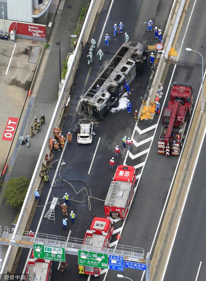 日本名古屋高速公路一辆大巴侧翻起火