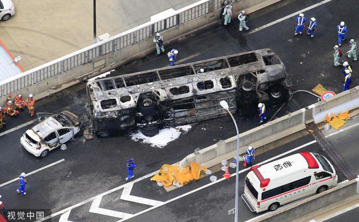 日本名古屋高速公路一辆大巴侧翻起火