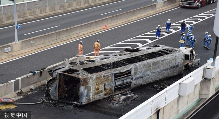 日本名古屋高速公路一辆大巴侧翻起火