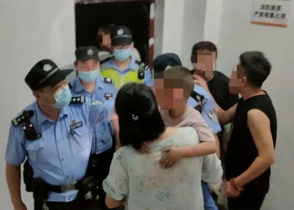 惊险！杭州6岁男孩坐电梯，一个操作被困30厘米宽的夹缝3小时