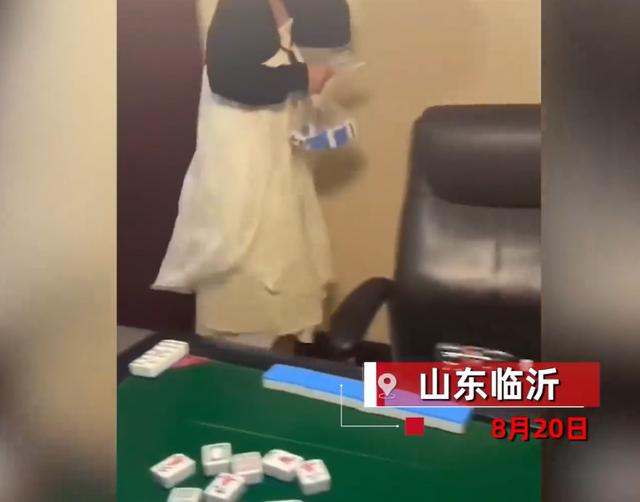 女子急着上厕所用塑料袋装走麻将，回来连胡5把，牌友：她怕牌被看到，就装走了