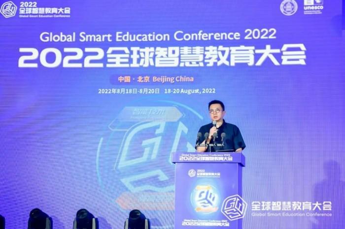 北京师范大学智慧学习研究院副院长、网龙网络公司副总裁陈长杰主持论坛致辞和主题报告环节