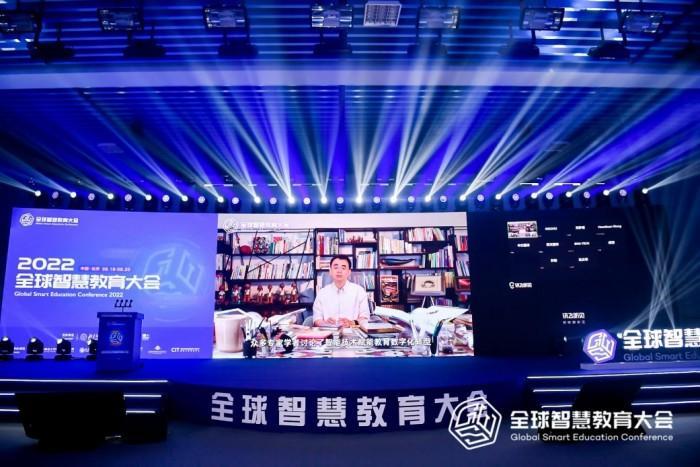北京师范大学智慧学习研究院联席院长、网龙网络公司董事长刘德建通过视频发表大会总结演讲