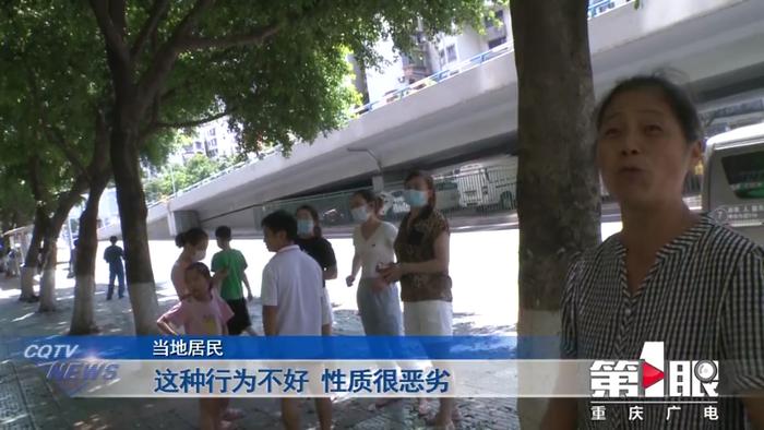 大妈一次拿走爱心冰柜十多瓶水 被发现后竟说不识字