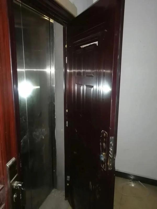 惊险！杭州6岁男孩坐电梯，一个操作被困30厘米宽的夹缝3小时