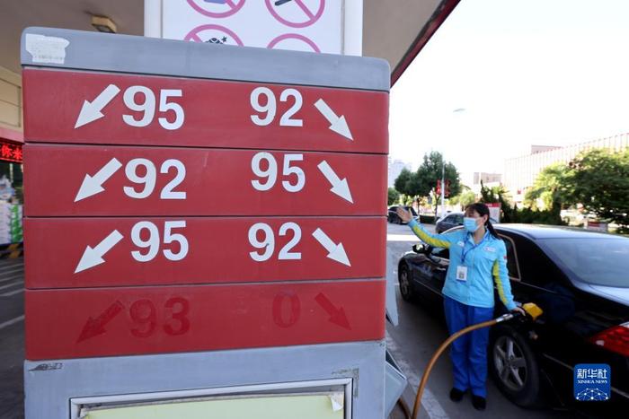国内汽油、柴油价格每吨分别降205元和200元