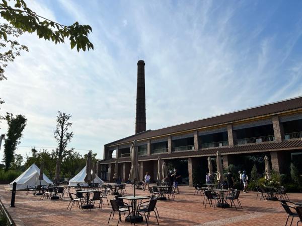 上海这家咖啡餐饮品牌店深耕郊区，人们驱车五六十公里去排队，为何那么火