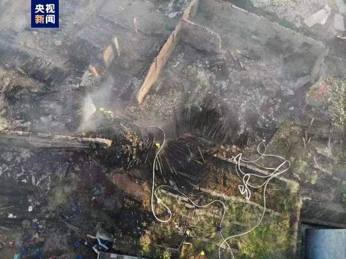 四川内江市一木材交易市场突发火情 目前已控制