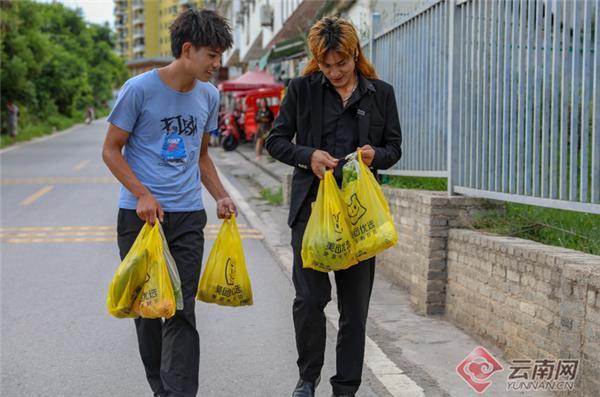 网上超市进乡村 怒江“网红”感叹：“家乡变化太大了”