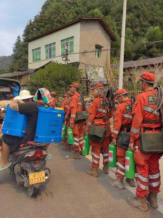 重庆山火救援“摩托骑士”：白天上班晚上救火，这几天摔的次数比过去一年多
