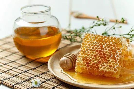 蜂蜜缓解秋燥，哪些人不适合蜂蜜？温水冲蜂蜜真的好吗？