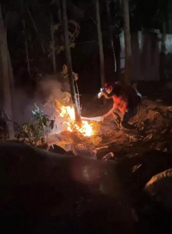 救援人员点燃火苗,采用“以火灭火”的方法发起总攻。通讯员 李野 摄