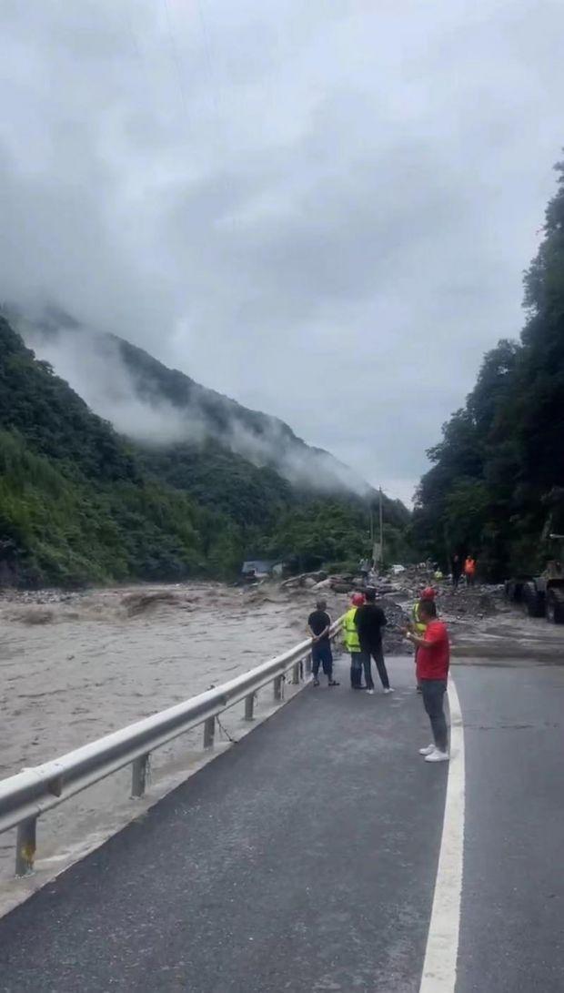 暴雨来袭成都多个景区关闭 西岭雪山附近交通已恢复 崇州安全转移千余人