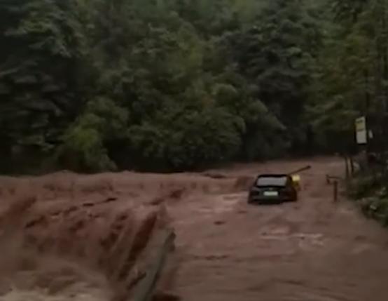 成都一网红露营地突遭山洪多辆车被困，工作人员：什么损失都没有，只是水大了一点