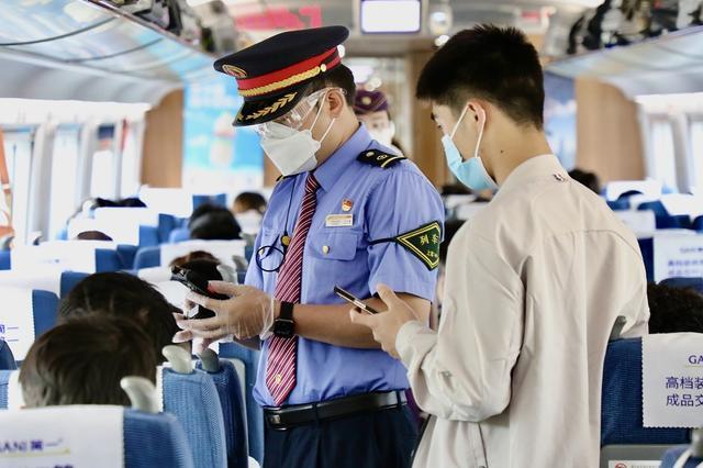 列车工作人员为旅客办理补票手续(姚佳 摄)