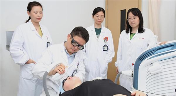 高科技设备高水平专家，多学科联合诊治更加高效 上海市第六人民医院皮肤科