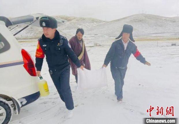 三江源达日的“哈达义警”：“吃着糌粑调出一团和气”