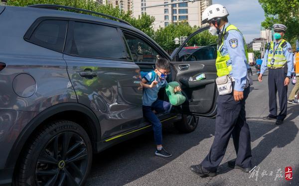 开学首日，静安交警试点“三色”停车卡，方便送学车辆短暂停靠