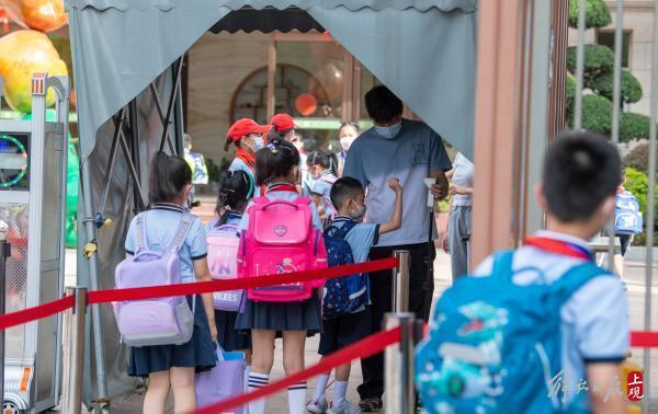 开学首日，静安交警试点“三色”停车卡，方便送学车辆短暂停靠