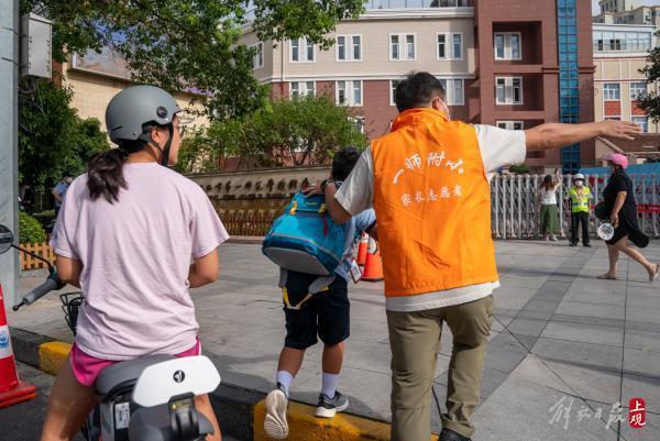 开学首日，静安交警试点“三色”停车卡，方便送学车辆短暂停靠