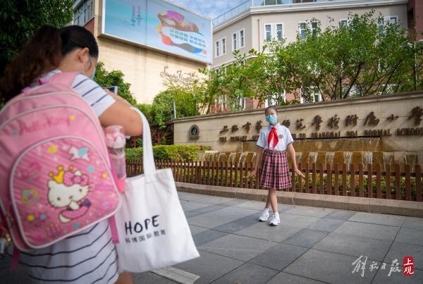 开学首日，静安交警试点“三色”停车卡，方便送学车辆短暂停靠