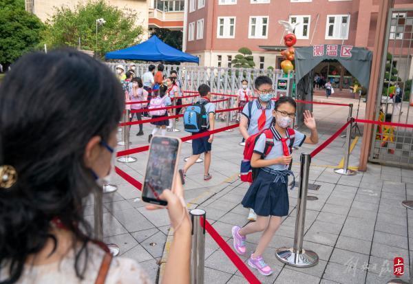 开学首日，静安交警试点“三色”停车卡，方便送学车辆短暂停靠