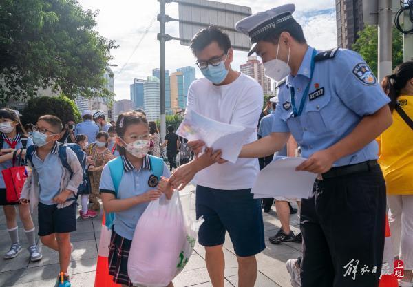 开学首日，静安交警试点“三色”停车卡，方便送学车辆短暂停靠