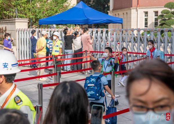 开学首日，静安交警试点“三色”停车卡，方便送学车辆短暂停靠