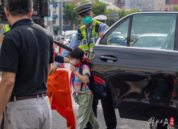 开学首日，静安交警试点“三色”停车卡，方便送学车辆短暂停靠