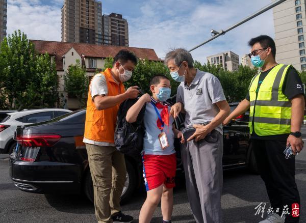 开学首日，静安交警试点“三色”停车卡，方便送学车辆短暂停靠