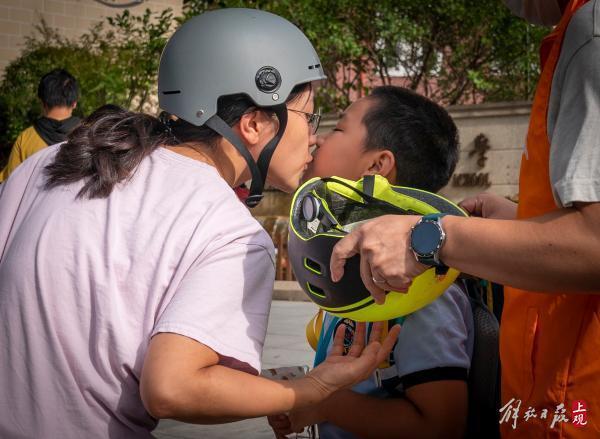 开学首日，静安交警试点“三色”停车卡，方便送学车辆短暂停靠