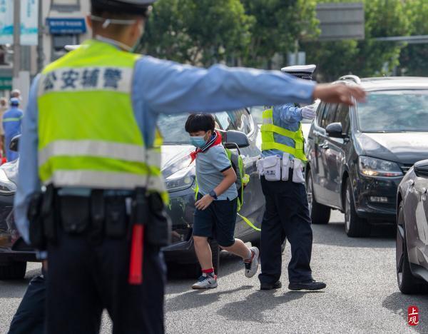 开学首日，静安交警试点“三色”停车卡，方便送学车辆短暂停靠