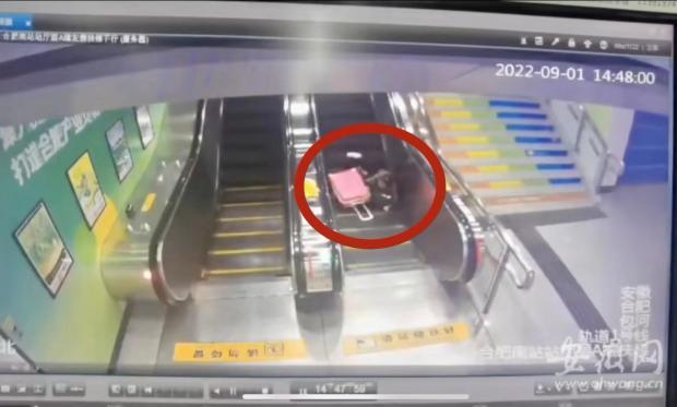 女子乘电梯不慎头朝下摔倒 合肥南站警务室工作人员紧急救援