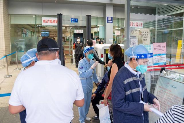 「齐心战疫 成都得行」成都全市“原则居家”首日 四川大学华西医院门急诊有序进行