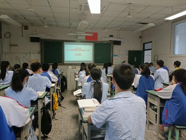 四川内江七中开学第一天 开学典礼鼓舞士气 安全知识深入人心