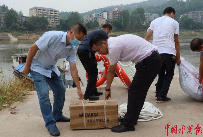 自贡市地方海事服务中心开展“关爱生命，救在身边”物资捐赠活动